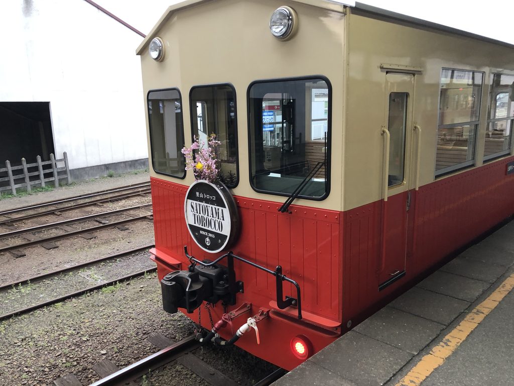 五井駅に停車する小湊鉄道の房総里山トロッコ