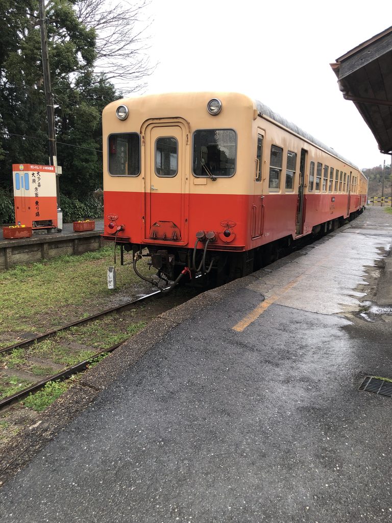上総中野駅に停車する小湊鉄道の列車